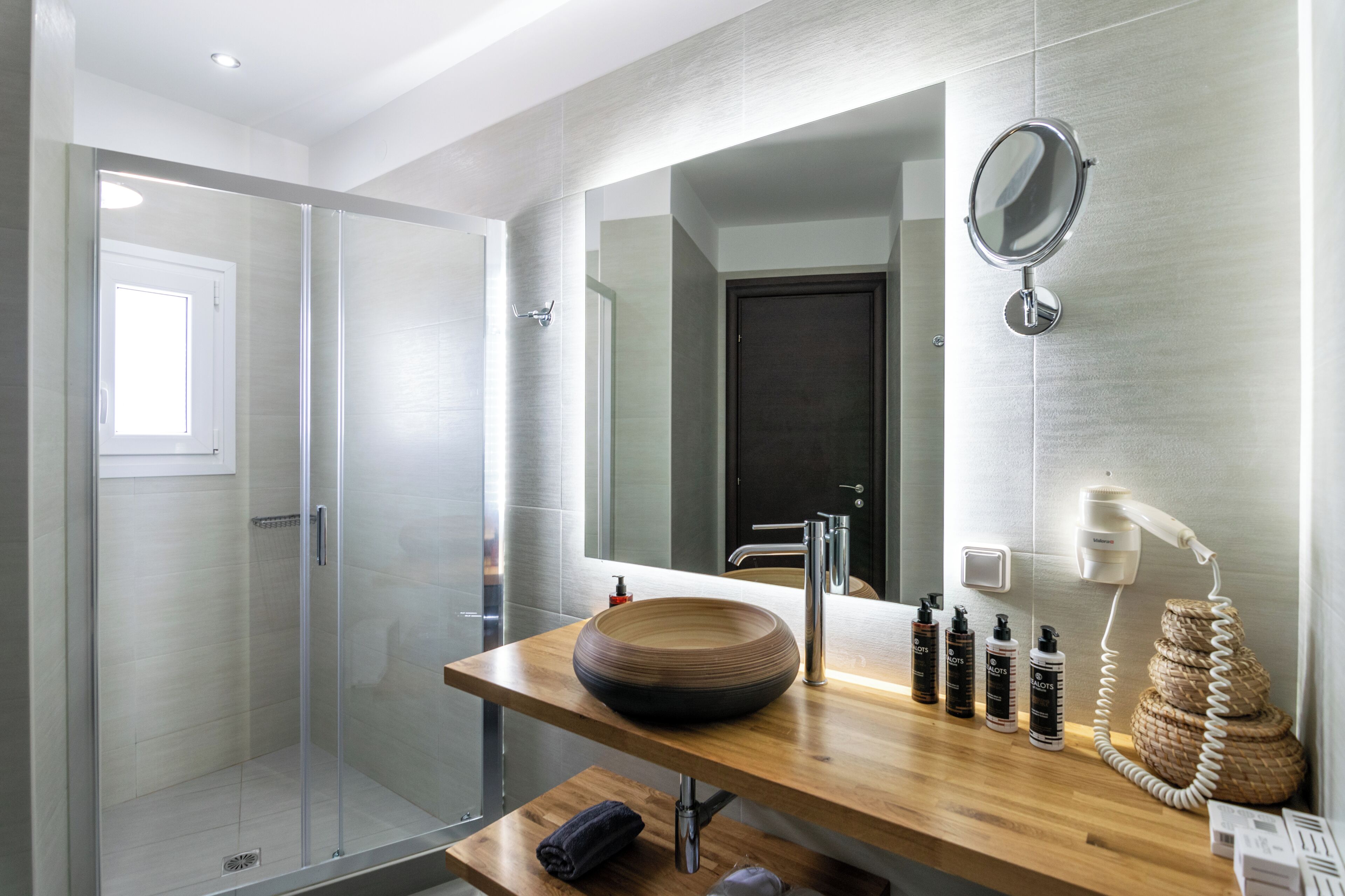 suite | bathroom | free toiletries, hair dryer, slippers, towels