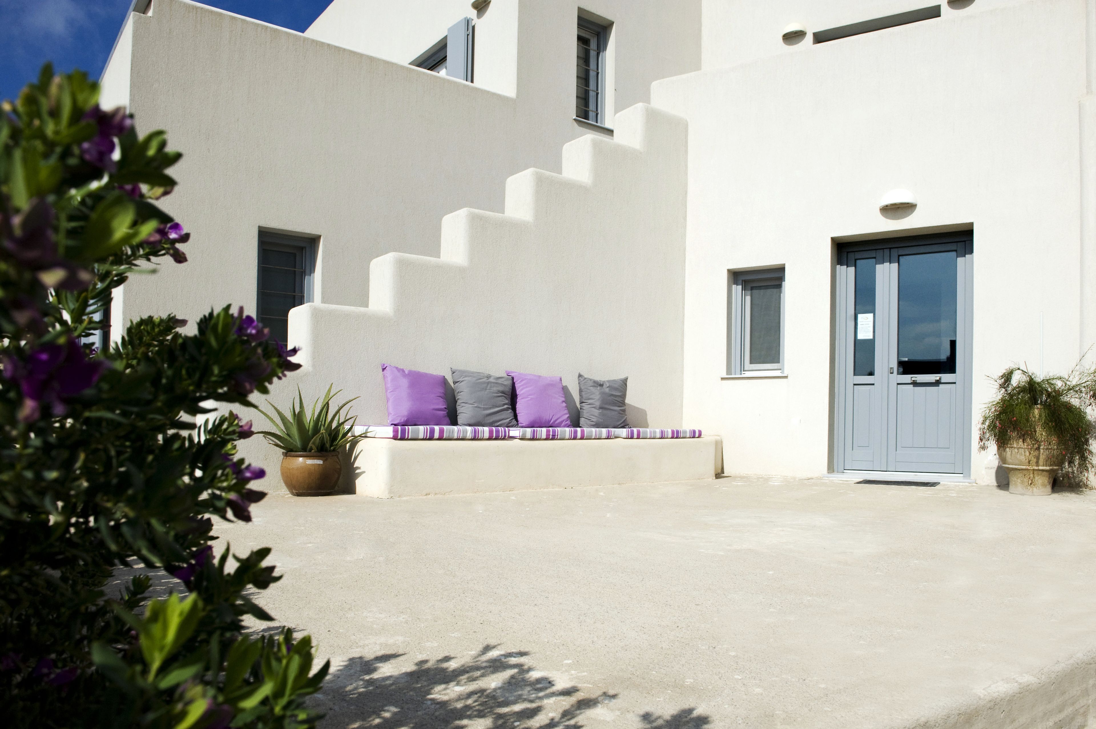 Check-in/check-out kiosk