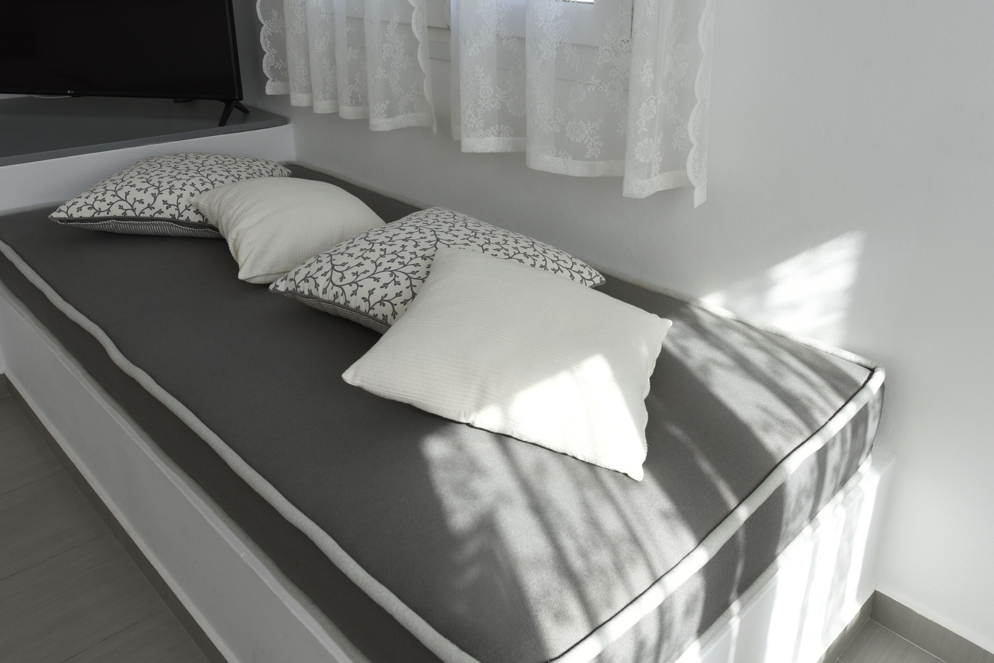 suite | living room | flat-screen tv