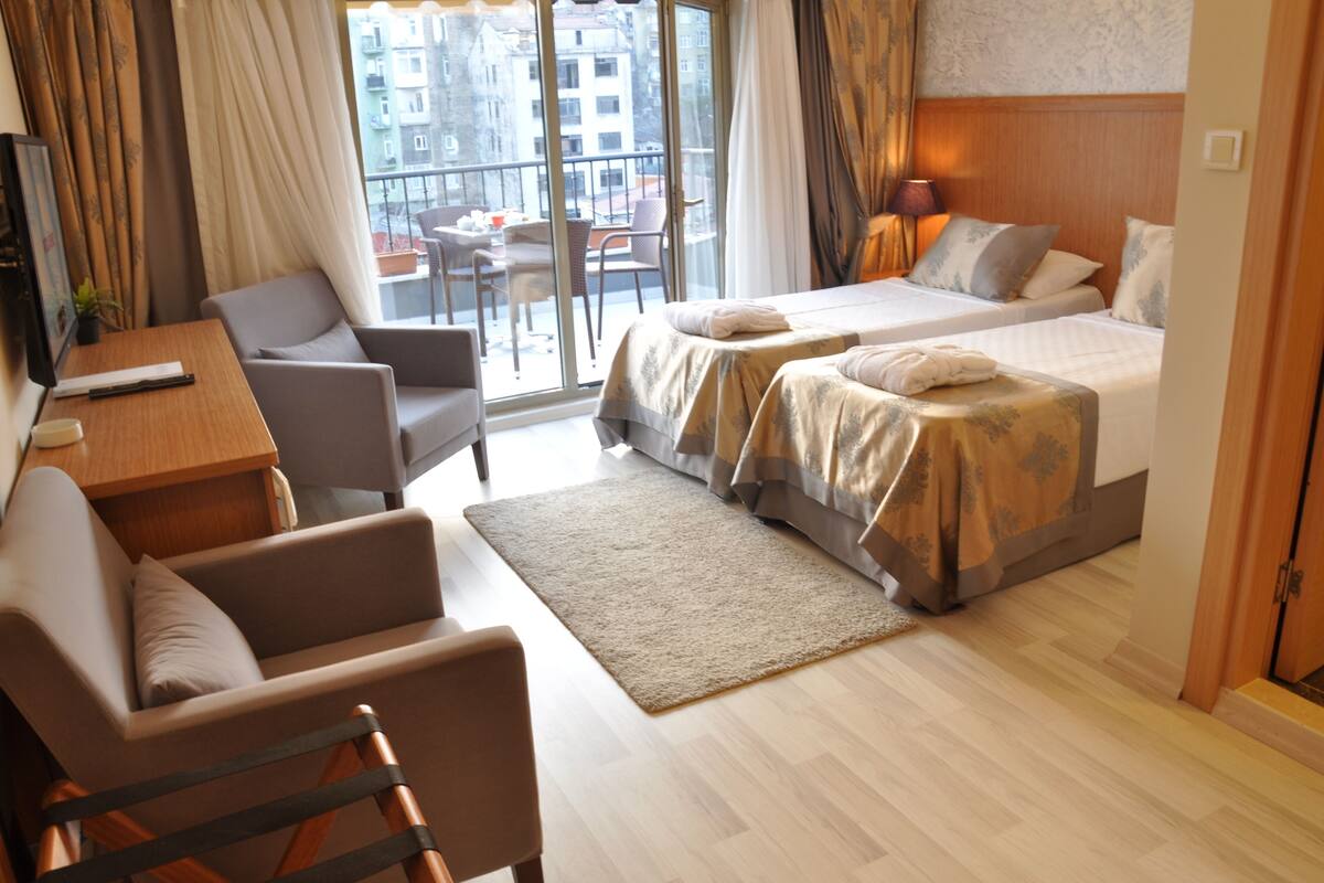 豪華套房, 吸煙房, 陽台 | 埃及棉床單、高級寢具、羽絨被、客房內保險箱