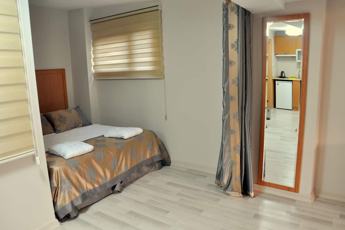 1 bedroom, Egyptian cotton sheets, premium bedding, down duvets