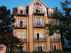 A multi-story building with balconies, a sign reading "STRANDHOTEL MÖWE," and a signboard in the foreground. - Strandhotel Möwe (Heringsdorf)