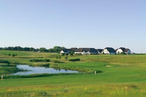 A golf course with houses in the background. - Strandhotel Möwe (Heringsdorf)