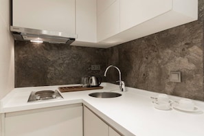 Mini-fridge, stovetop, cookware/dishes/utensils - Carina Park Suites Nisantasi (Istanbul)