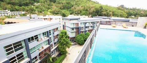 2 outdoor pools, a rooftop pool, pool loungers