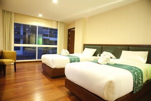 Deluxe Room | 客房內保險箱、書桌、遮光布/窗簾、折疊床/加床