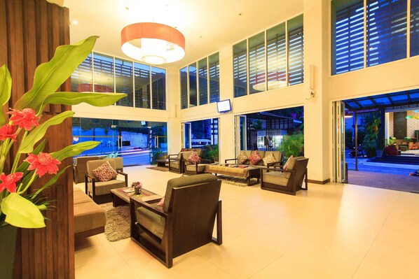 Coin salon dans le hall