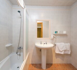 Badewanne, kostenlose Toilettenartikel, Haartrockner, Handtücher