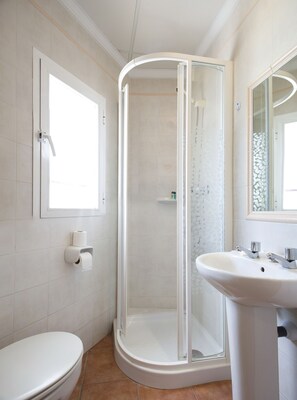 Eenpersoonskamer | Badkamer | Een bad, gratis toiletartikelen, een haardroger, handdoeken