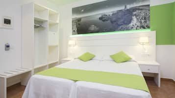 Twin Room | Minibar, in-room safe, desk, laptop workspace