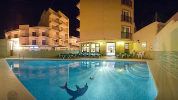 Seasonal outdoor pool, sun loungers