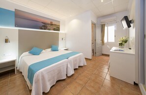 Habitación con 2 camas individuales | Minibar, caja de seguridad en la habitación y escritorio 