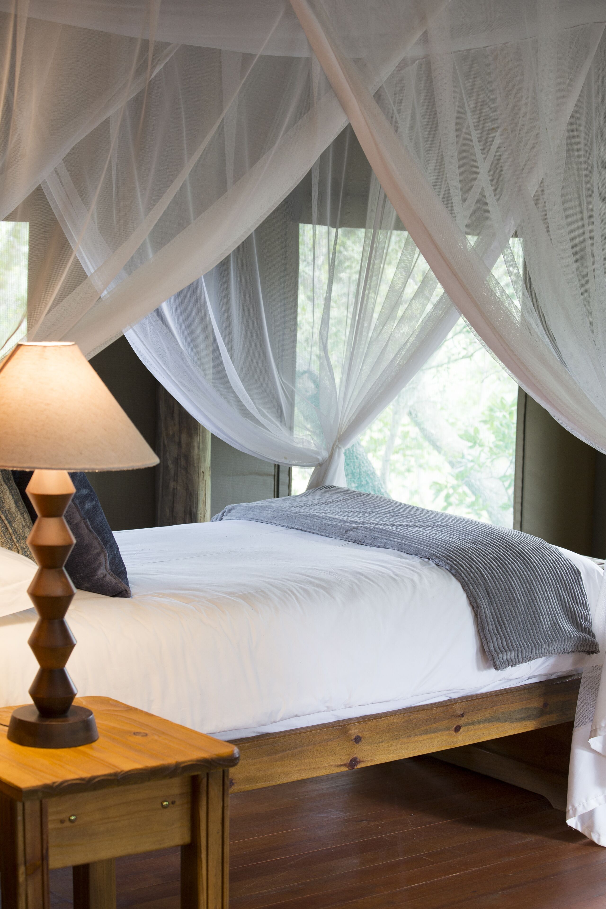 Deluxe Tent, Multiple Bedrooms | Peti besi dalam bilik, meja, cadar katil 