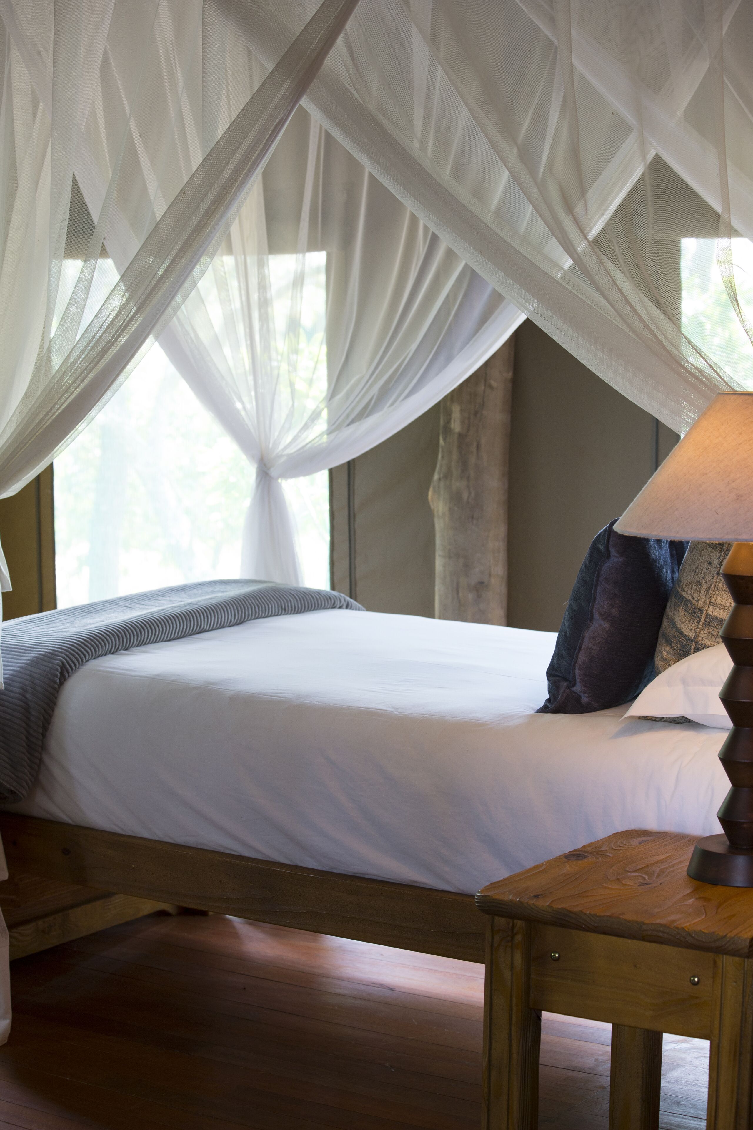 デラックス テント ベッドルーム (複数) | セーフティボックス (室内)、デスク、ベッドシーツ