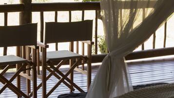 Deluxe-telttamajoitus, useita makuuhuoneita | Näkymä parvekkeelta