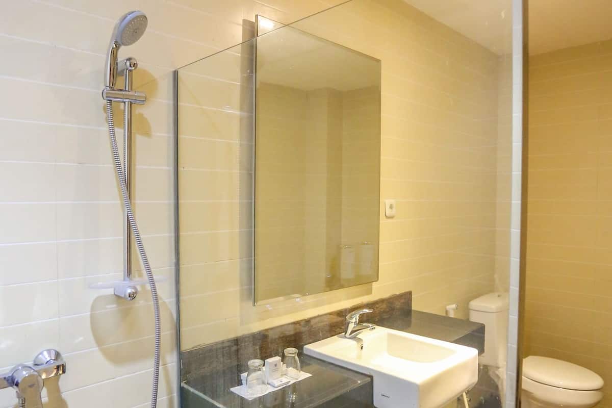 deluxe double or twin room | bathroom | shower, free toiletries, hair dryer, slippers