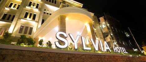 住宿正面 - 傍晚/夜晚