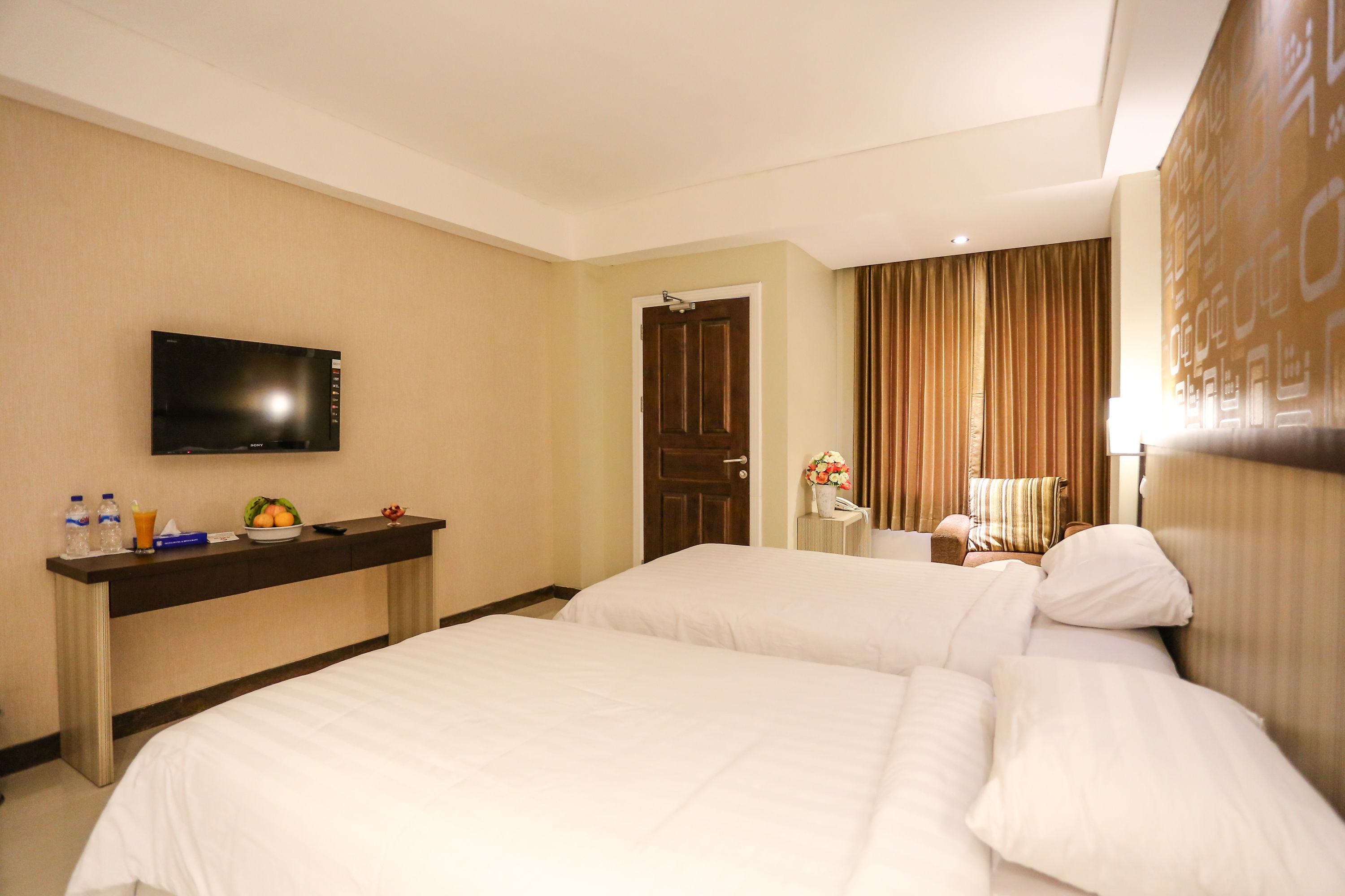 deluxe double or twin room | 1 bedroom, minibar, desk, soundproofing