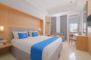 Egyptian cotton sheets, premium bedding, pillow-top beds, soundproofing - Horison Inn Laksana Solo (Surakarta)