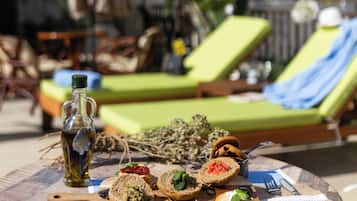 2 piscinas al aire libre, sombrillas, sillones reclinables de piscina