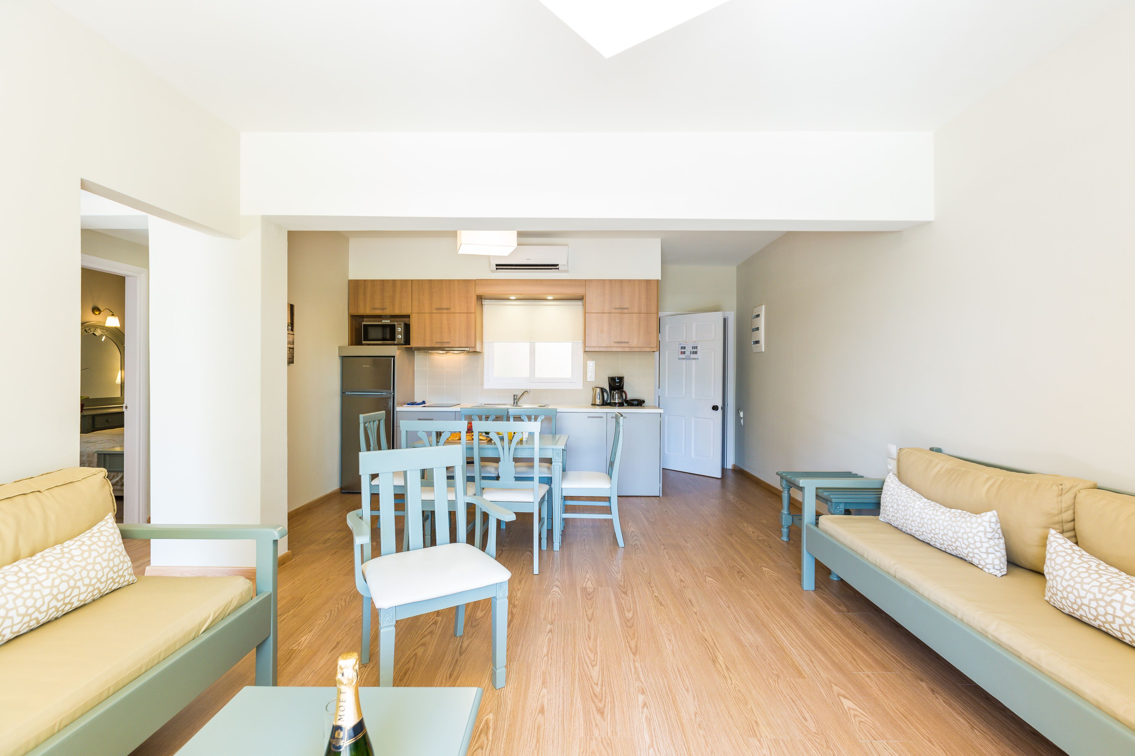 Un apartamento moderno con comedor, cocina y sala de estar.
