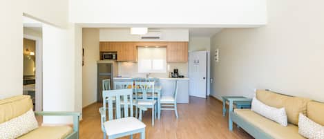 Un apartamento moderno con comedor, cocina y sala de estar.