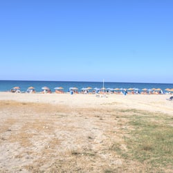 Sulla spiaggia, lettini da mare, ombrelloni