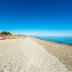 Sulla spiaggia, lettini da mare, ombrelloni