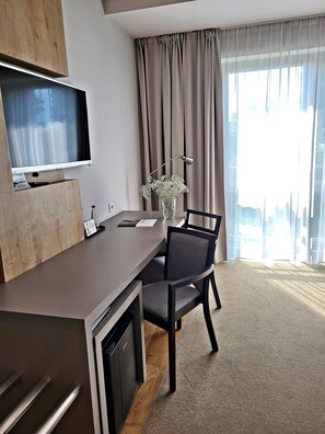 Quarto casal ou duplo luxo | Cofres nos quartos, escrivaninha, espaço de trabalho para notebook