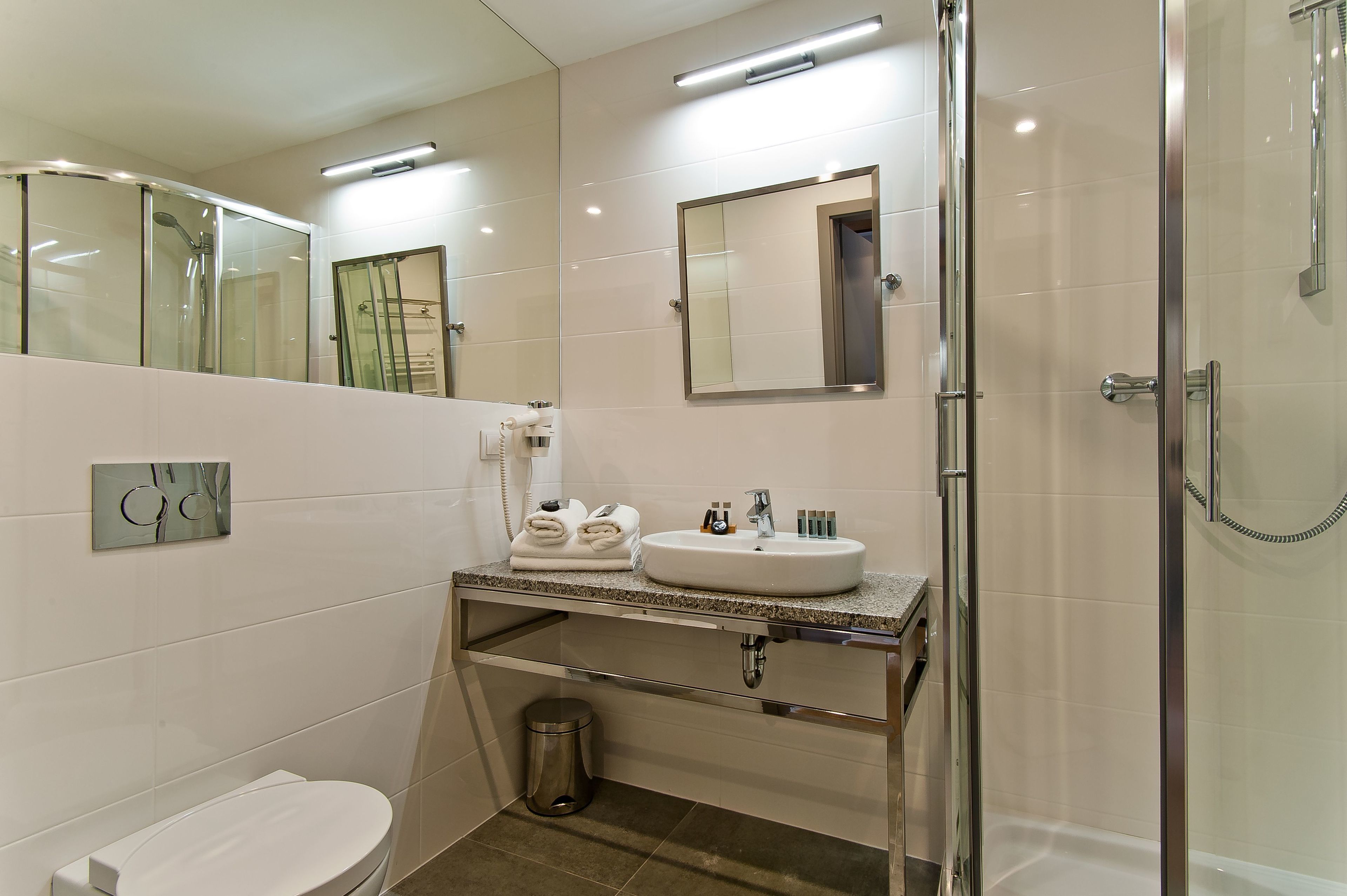 deluxe double or twin room | bathroom | shower, free toiletries, hair dryer, towels