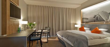 Zimmersafe, Schreibtisch, laptopgeeigneter Arbeitsplatz