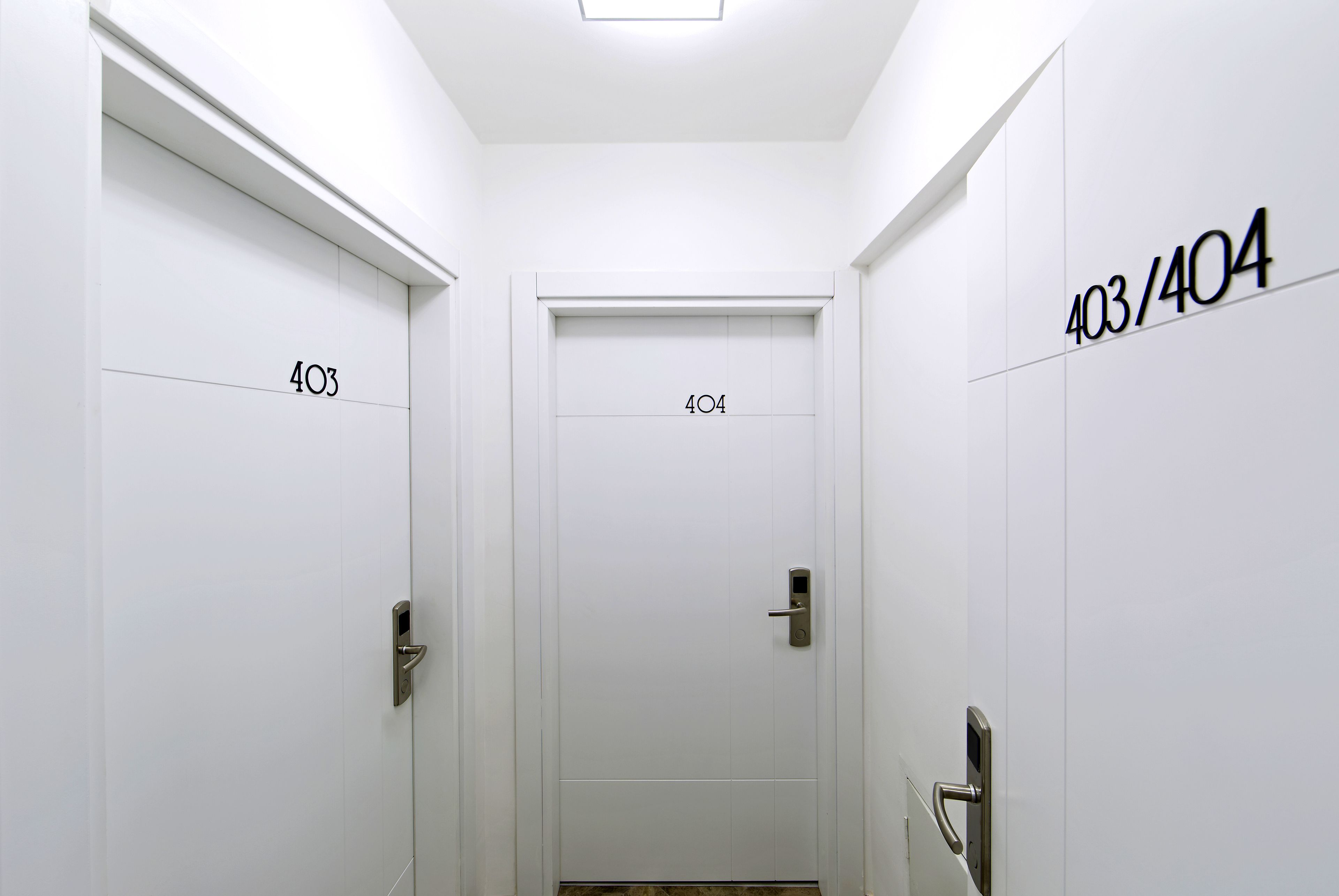 Un couloir avec des portes portant les numéros 403 et 404.
