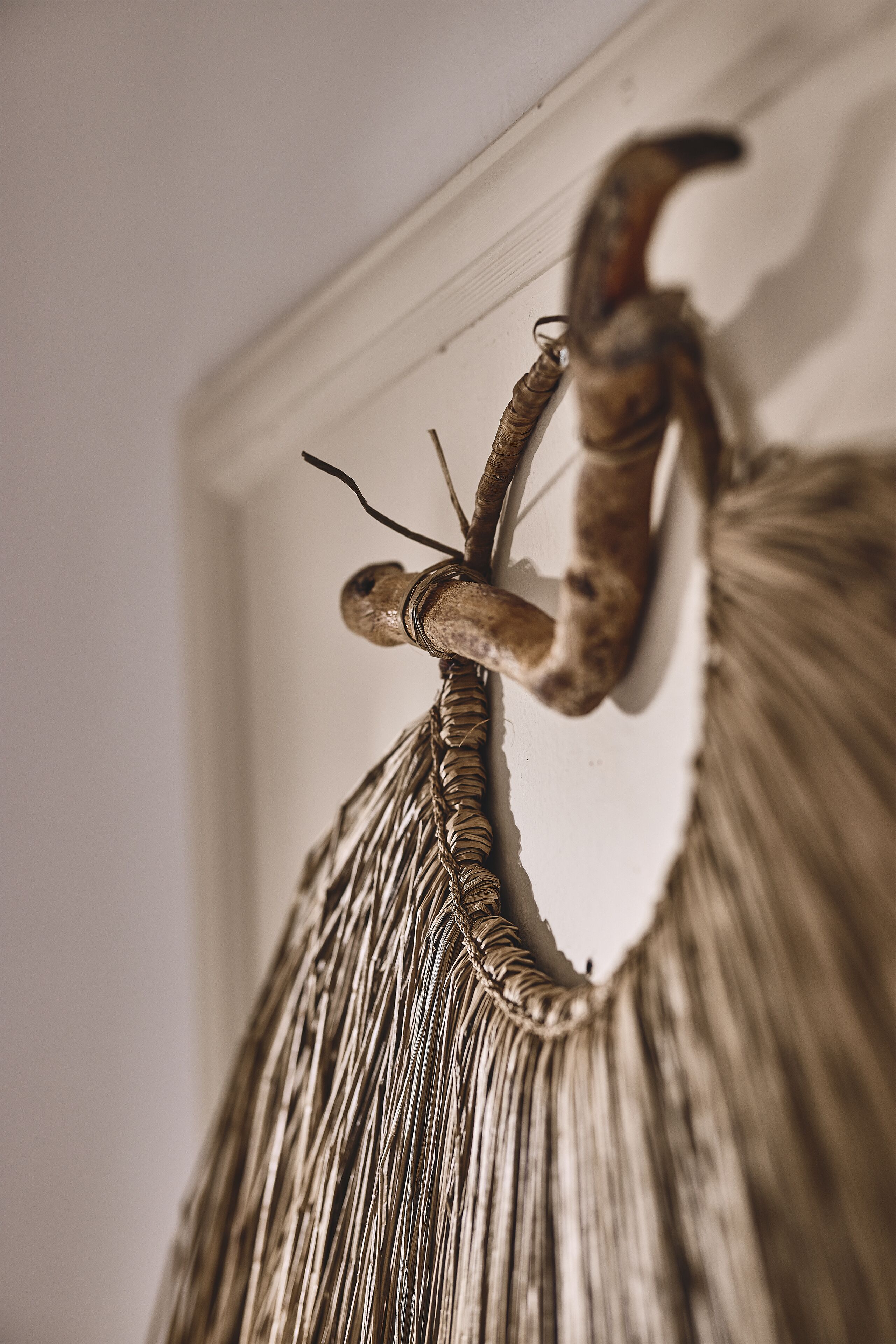 Une décoration murale en macramé, au style rustique et à la texture tissée.
