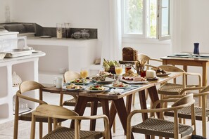 Daily buffet breakfast for a fee - Capetan Giorgantas (Milos)