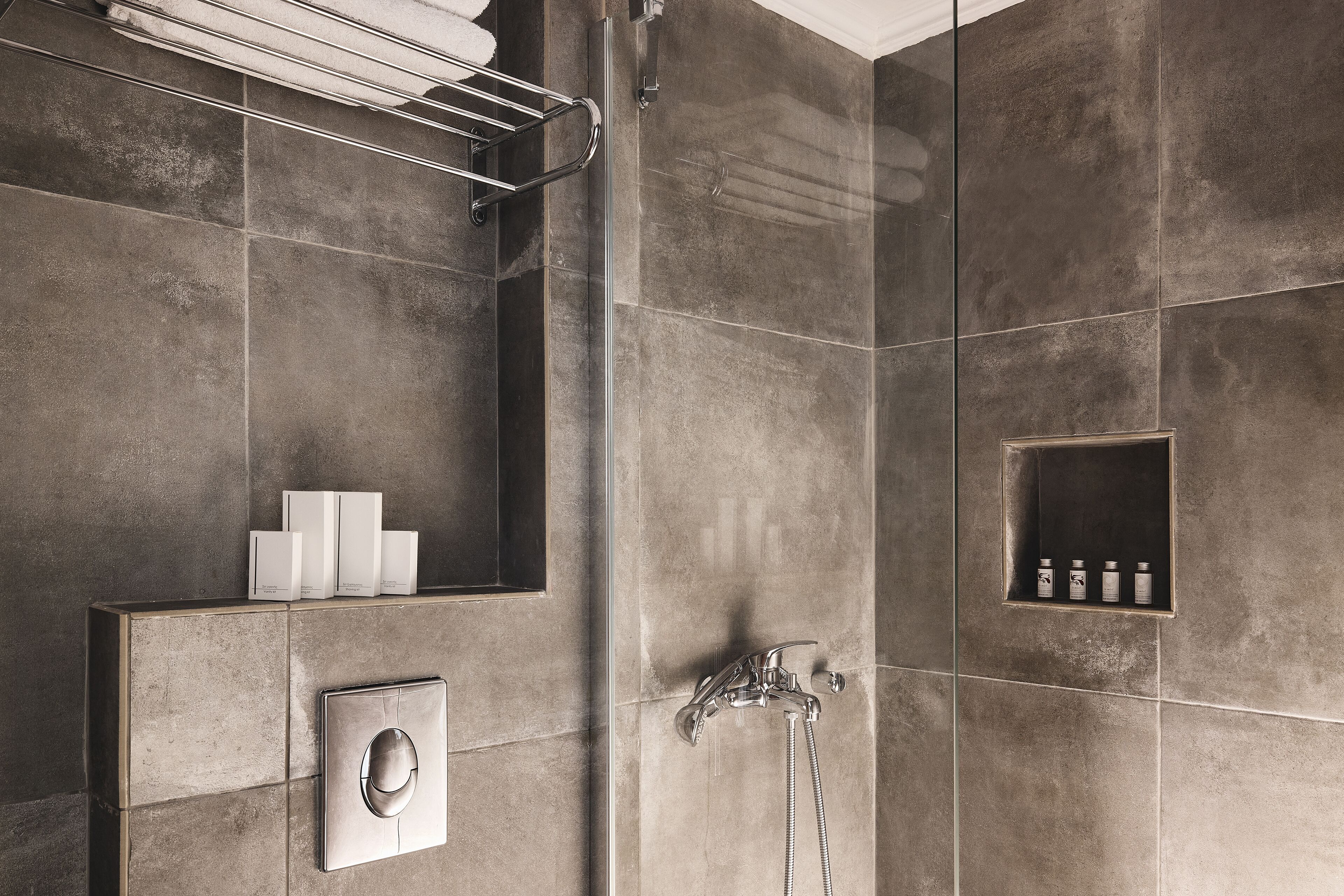 luxury double room | bathroom | shower, free toiletries, hair dryer, towels