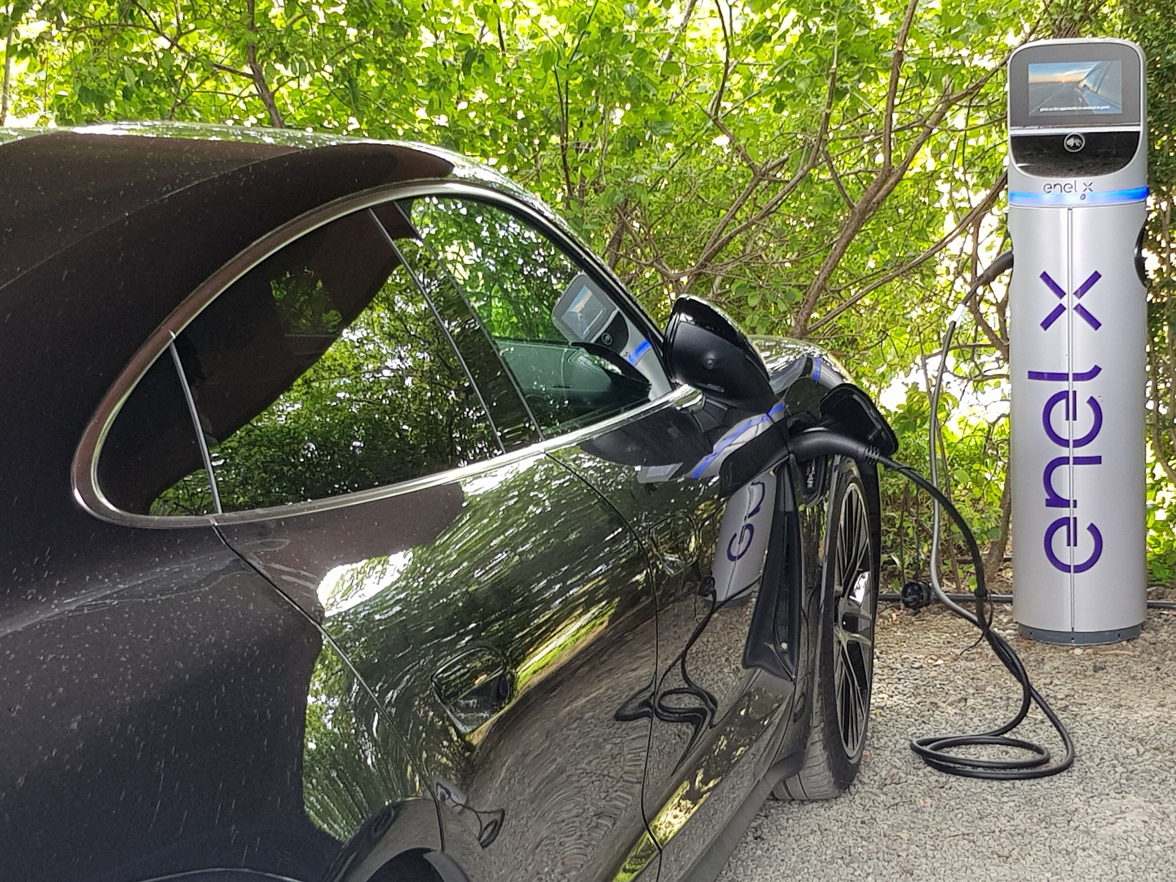 Electric vehicle charging station