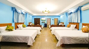 Familierom (6 Pax) | Minibar, safe på rommet, skrivebord og blendingsgardiner