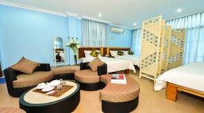 Minibar, caja de seguridad en la habitación y escritorio 