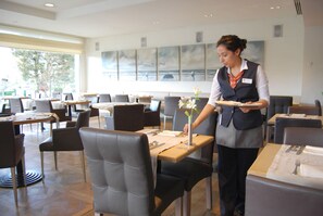 Free daily continental breakfast  - Hotel Melinda (Ostend)