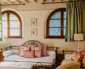 Duplex, 1 Bedroom (with Spiral Staircase) | Living area