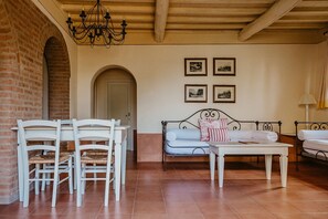 Appartement, 1 chambre | Coin séjour