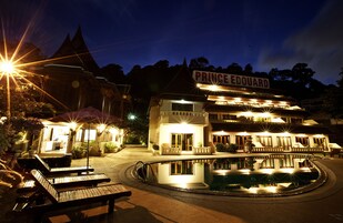 Majoituspaikan julkisivu illalla/yöllä