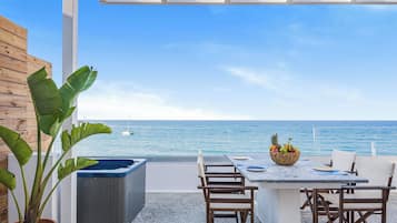 Premium suite, bubbelbad, uitzicht op zee | 1 slaapkamer, luxe beddengoed, een kluis op de kamer, een bureau