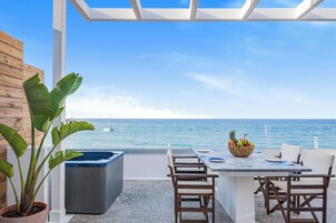 Suite Premium, bañera de hidromasaje, vistas al mar | Ropa de cama de alta calidad, caja fuerte, sistema de insonorización