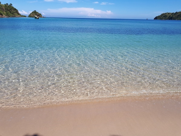 Plage, chaises longues, parasols, snorkeling