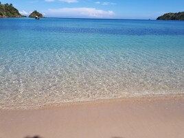 在海滩、沙滩椅、海滩遮阳伞、浮潜