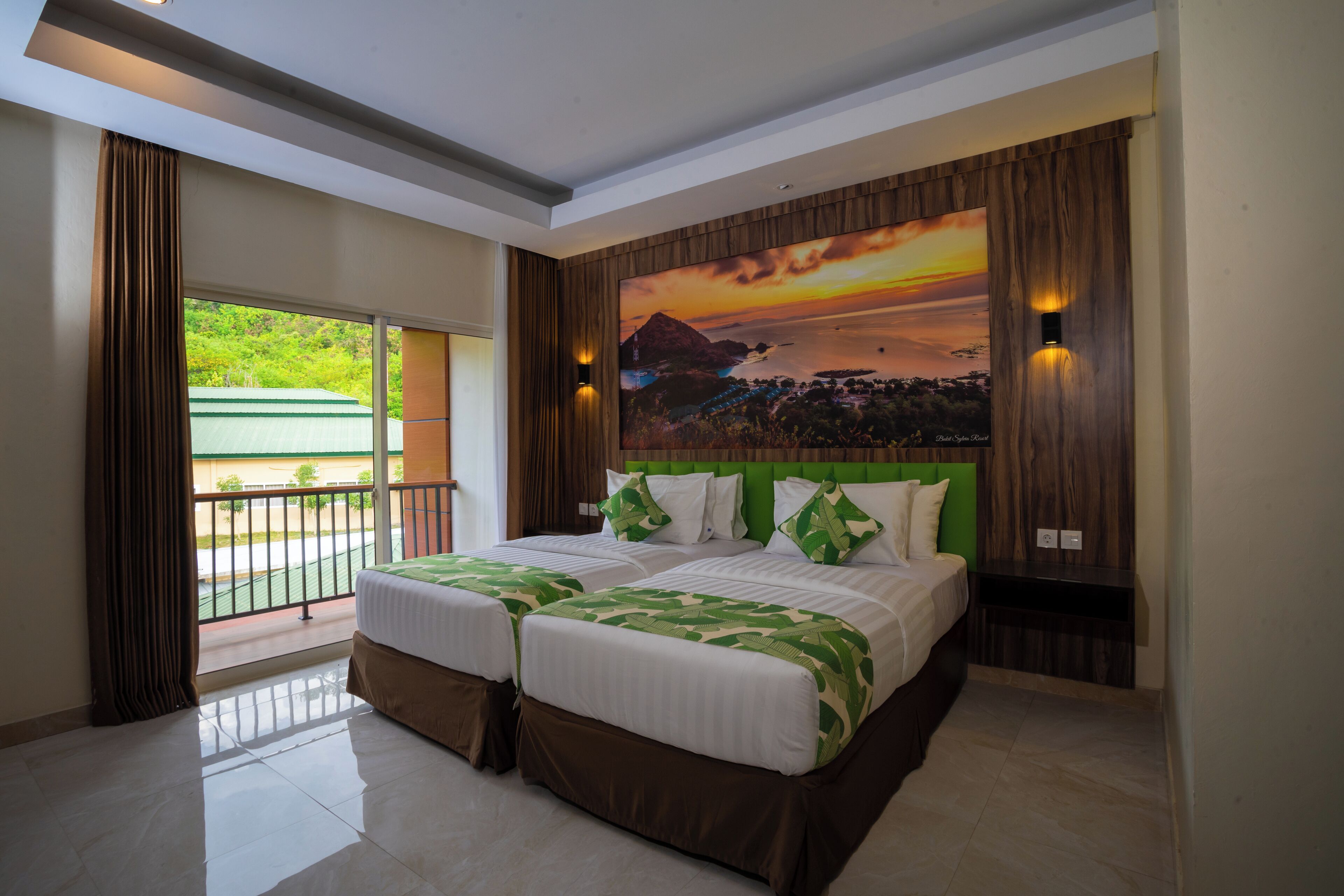 Een hotelkamer met twee bedden, een groot schilderij aan de muur en een balkon met gordijnen.