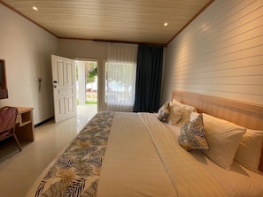 ห้องดีลักซ์ดับเบิลหรือทวิน, ริมทะเล (Cottage Beachfront) | ตู้นิรภัยในห้องพัก, โต๊ะทำงาน, พื้นที่ทำงานแบบใช้แล็ปท็อป, ผ้าปูที่นอน