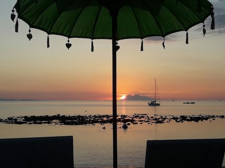 En la playa, sillas reclinables de playa, sombrillas, snorkel