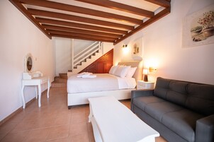 Ropa de cama de alta calidad y caja de seguridad en la habitación 